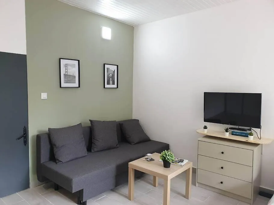 Studio Avec Jardin Et Barbecue, 2 Pers Thiers Apartment